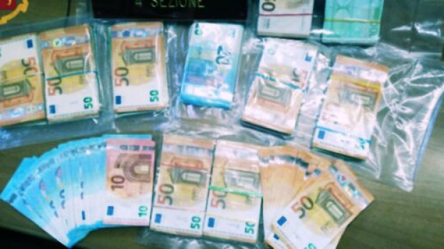 Il denaro sequestrato ieri dagli uomini della Squadra mobile.