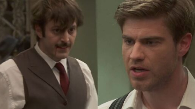 Il segreto, spoiler Spagna: Adolfo colpisce con un pugno Ramon appreso che maltratta Marta.