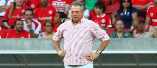 Abel Braga na beira de campo comandando equipe do Internacional.