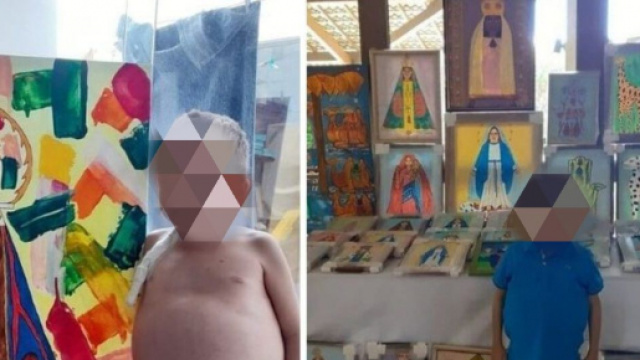 Daniel tra le sue variopinte opere.