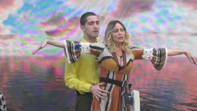 GF Vip, i concorrenti rifanno la scena del Titanic.
