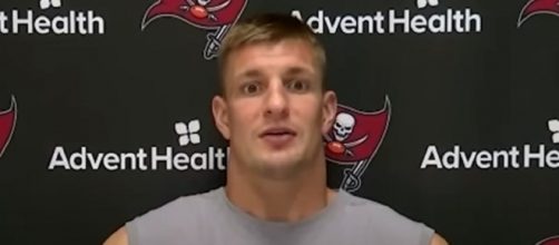 Gronk on Brady&rsquo;s deep throws: &lsquo;He should stop working out, his arms are too strong&rsquo; (&copy;Tampa Bay Buccaneers/YouTube)