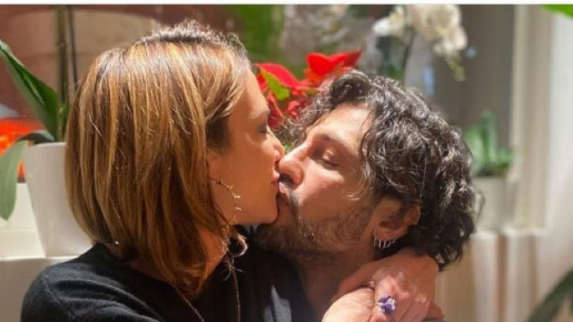 Asia Argento e Fabrizio Corona, baci e tenerezze su Instagram.