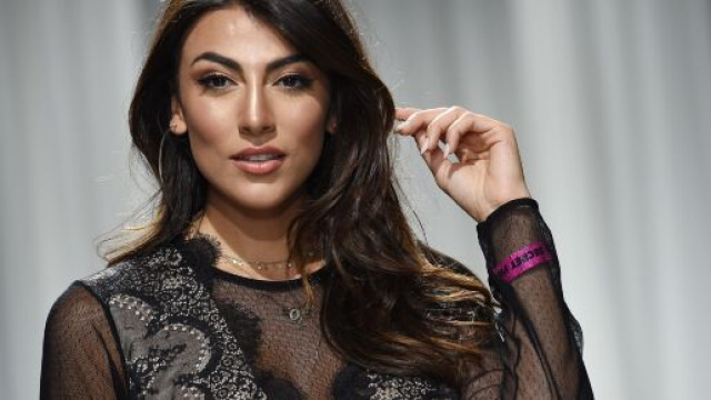 Grande Fratello Vip, Giulia vorrebbe dare un bacio saffico alla Orlando: 'Sei sexy'.