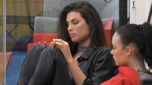 Grande Fratello Vip, scontro tra Mello e Cannav&ograve;, Dayane: 'Vado a vedere una che piange?'.