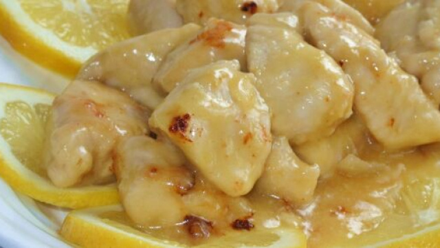 Petto di pollo al limone e all'arancia, gustoso per ogni occasione.