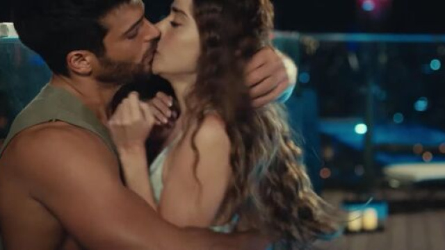 Can Yaman, il pubblico &egrave; pazzo di lui