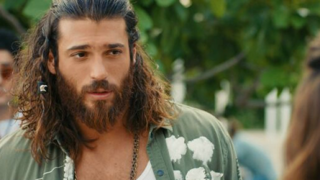 Can Yaman ospite da Maria De Filippi.