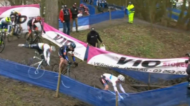 La caduta di Mathieu Van der Poel al primo giro