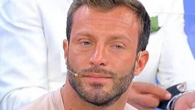 Michele Dentice svela i motivi dell'addio a Uomini e donne: 'Non piangevo per Roberta'.