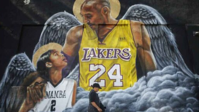 Murales dedicato a Kobe e Gianna Bryant.