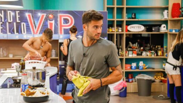 Grande Fratello Vip, l'amico di Pierpaolo contro i fan di Elisabetta.