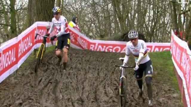 Mathieu Van der Poel e Wout van Aert impegnati nel ciclocross di Overijse.