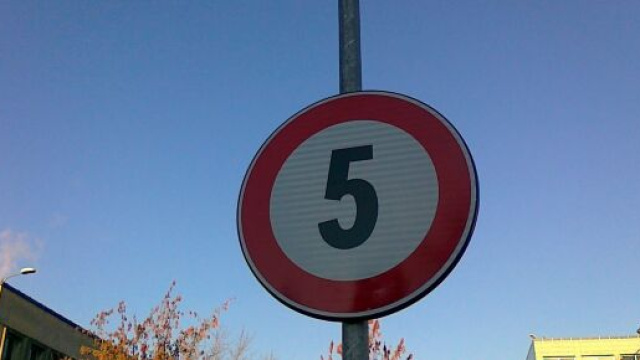 Perugia, limite di velocit&agrave; per i ciclisti a 5 km/h: la strada &egrave; dissesta, ma non ci sono soldi per aggiustarla.