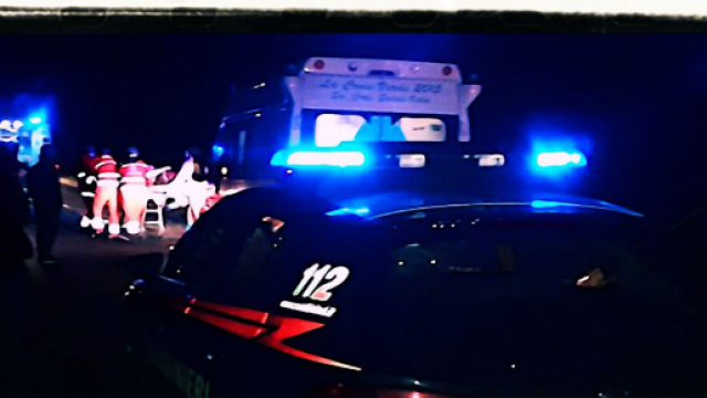 I soccorsi e i carabinieri sul luogo dell'incidente.