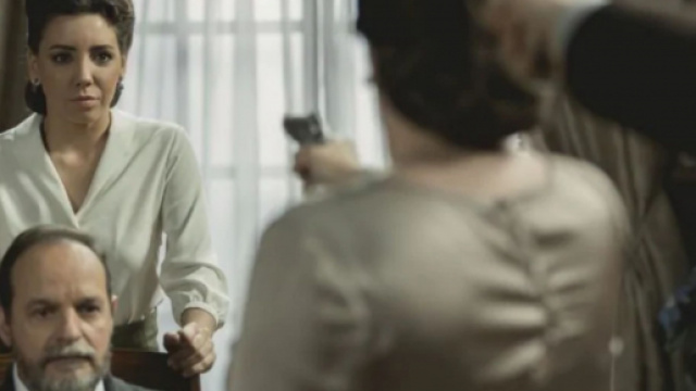 Il Segreto, trama 31 gennaio: Francisca minaccia Emilia con un'arma da fuoco.