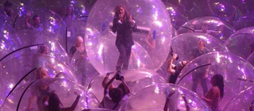 Flaming Lips realiza show com p&uacute;blico isolado em bolhas - Olhar ... - com.br