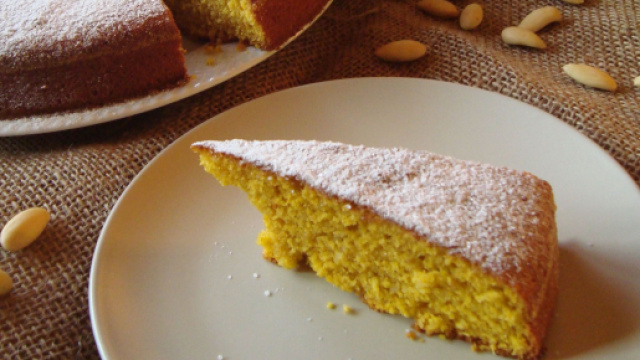 Ciambellone alla banana, ricco di vitamine e molto gustoso.
