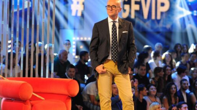 Grande Fratello Vip: Signorini nega il presunto provvedimento a un'ex concorrente.