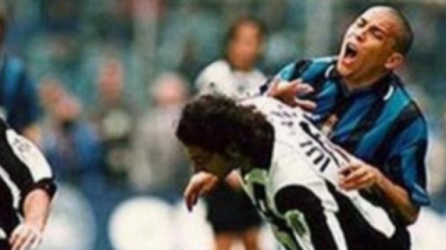 Il contatto Iuliano-Ronaldo in Juventus-Inter del 1998.