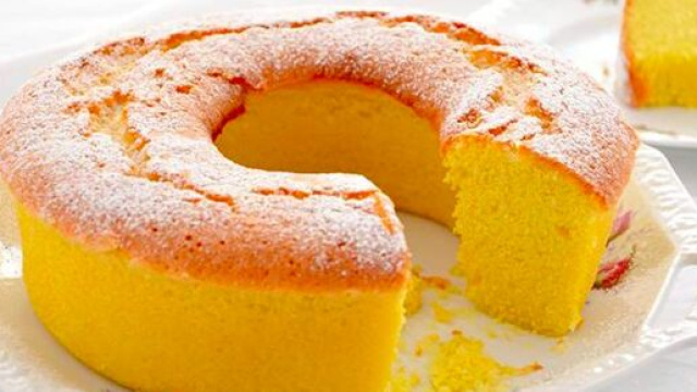 Torta all'acqua aromatizzata al limone: un dolce leggero senza latte, burro e uova.