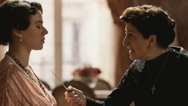 Una vita, trame Spagna: Genoveva vuole sfrattare Ursula, lei la minaccia con un coltello.