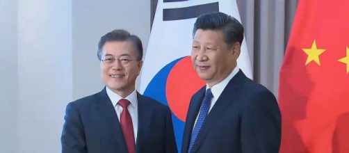 President Xi Jinping of China met President Moon Jae-in of South Korea in Berlin in 2017. [&copy;Arirang News/YouTube]