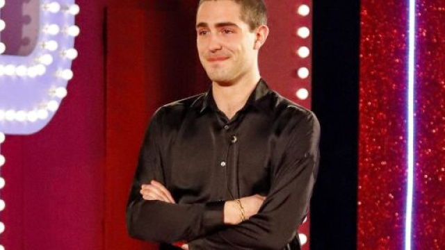 Grande Fratello Vip, sconosciuti urlano fuori dalla casa: 'Fuggite dal circo'.