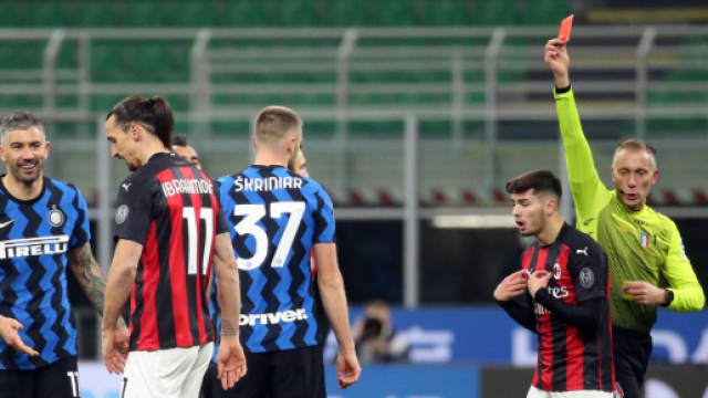 Inter-Milan, Valeri estrare il cartellino rosso per Ibrahimovic.