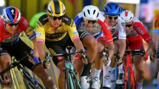 La caduta provocata da Groenewegen al Giro di Polonia.
