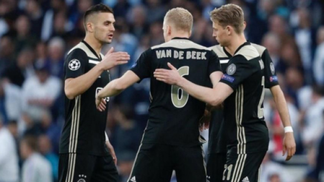 Tadic, Van de Beek e De Jong quando giocavano nell'Ajax.
