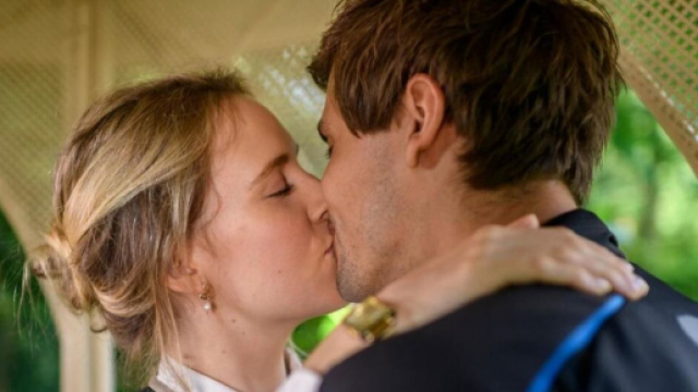 Tempesta d'amore: Michelle e Paul si baciano.