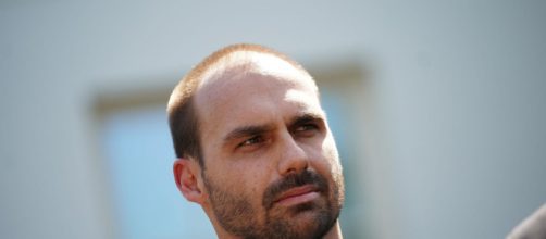 Eduardo Bolsonaro comete infra&ccedil;&atilde;o de tr&acirc;nsito ao fazer live enquanto dirigia. (Arquivo Blasting News)