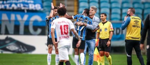 Renato Ga&uacute;cho consulta Claudinho ap&oacute;s vit&oacute;ria do Gr&ecirc;mio sobre RB Bragantino. (Arquivo Blasting News)