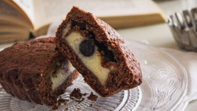 Ciambella al cacao con cuore al cocco, perfetta per accontentare grandi e piccoli.