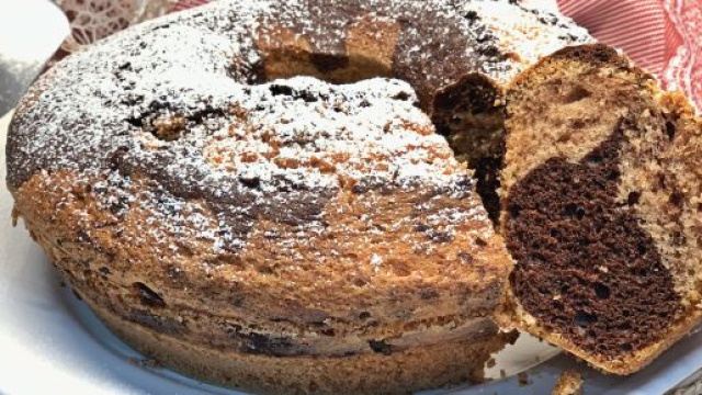 La ciambella bicolore &egrave; perfetta per la colazione o la merenda