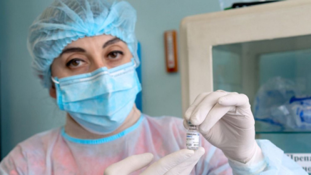 Ritardo vaccini, Putin pronto ad aiutare l'Europa: trattative con l'Ema per Sputnik V.