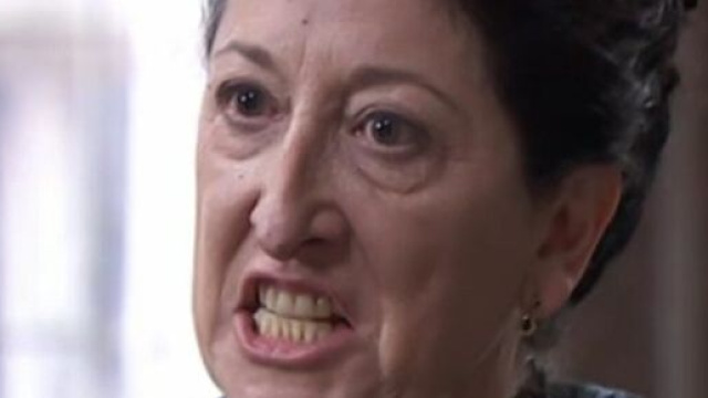 Una vita, spoiler Spagna: Ursula in preda al delirio aggredisce Genoveva.