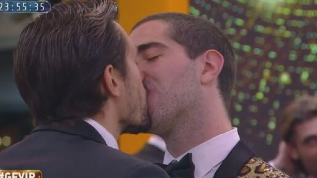 GF Vip, il bacio tra Andrea e Tommaso Zorzi.