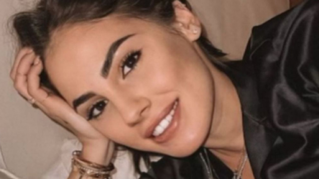 Giulia De Lellis posa indossando pellicce, critiche social: 'Vergogna, rivogliamo Damante'.