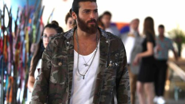 Can Yaman fa sognare le fan sui social