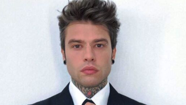 Fedez pubblica un video con il brano inedito di Sanremo: potrebbe rischiare la squalifica.