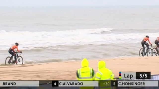 Il passaggio sulla spiaggia ai Mondiali di ciclocross di Ostenda