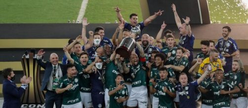 Festa palestrina ao erguer a ta&ccedil;a no Maracan&atilde;. (Arquivo Blasting News)