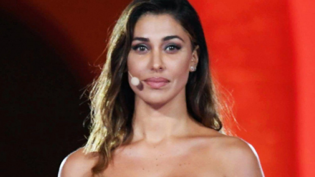Belen Rodriguez brinda sui social con un bicchiere di vino, critiche: 'Sei incinta, non puoi bere alcol'.
