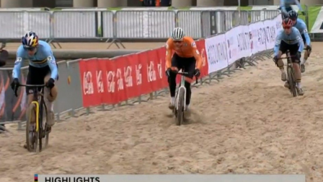 Passaggio sulla sabbia ai Mondiali di ciclocross di Ostenda.