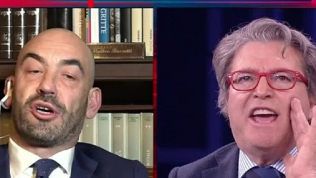 Scontro a Non &egrave; L'Arena tra Matteo Bassetti e il medico anti vaccino.