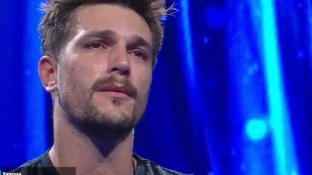 GF Vip, Andrea Zelletta scrive una lettera: gli errori ortografici diventano virali.