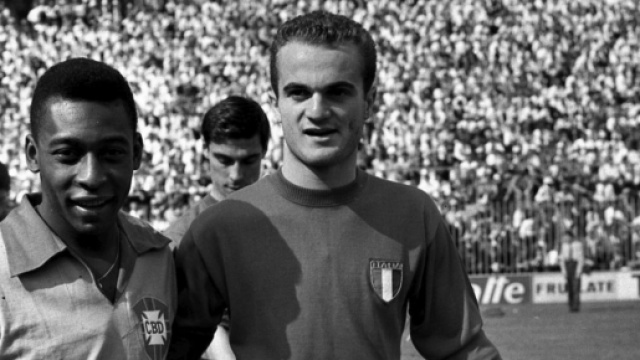 Pel&eacute; in una vecchia foto con Sandro Mazzola.