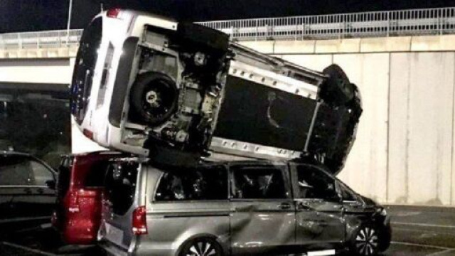 Un ex dipendente licenziato prende un escavatore e distrugge 40 van Mercedes.